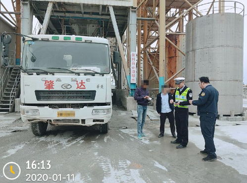 德慶交警迎戰(zhàn)春運(yùn)嚴(yán)查違規(guī)運(yùn)輸，一日查處準(zhǔn)“百噸王”車輛力保道路安全